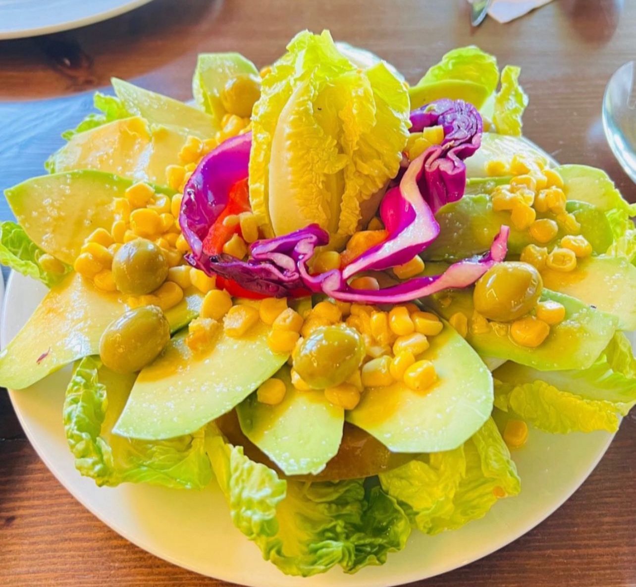Ensalada Los Lobos con aguacate de la Axarquía — Restaurante Algarrobo