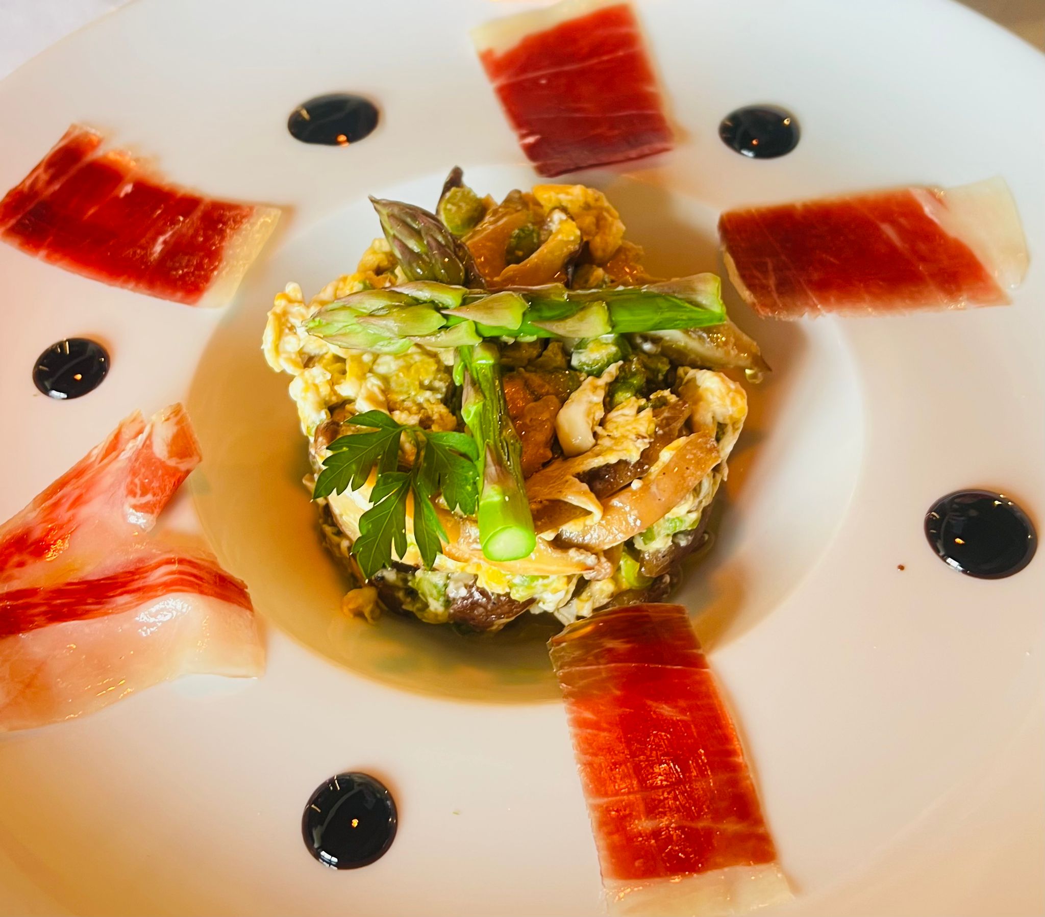 Revuelto con espárragos y jamón ibérico — Entrantes Los Lobos Algarrobo