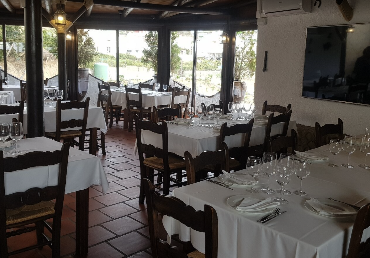 Salón interior Mesón Los Lobos Restaurante Asador Algarrobo Málaga