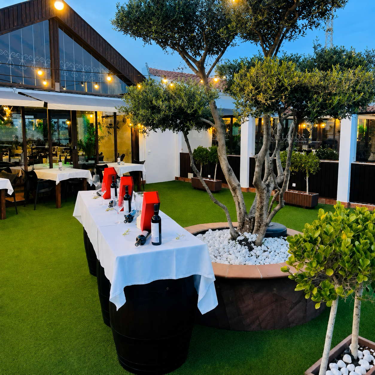 Terraza exterior Mesón Los Lobos Restaurante Asador, Algarrobo, Málaga