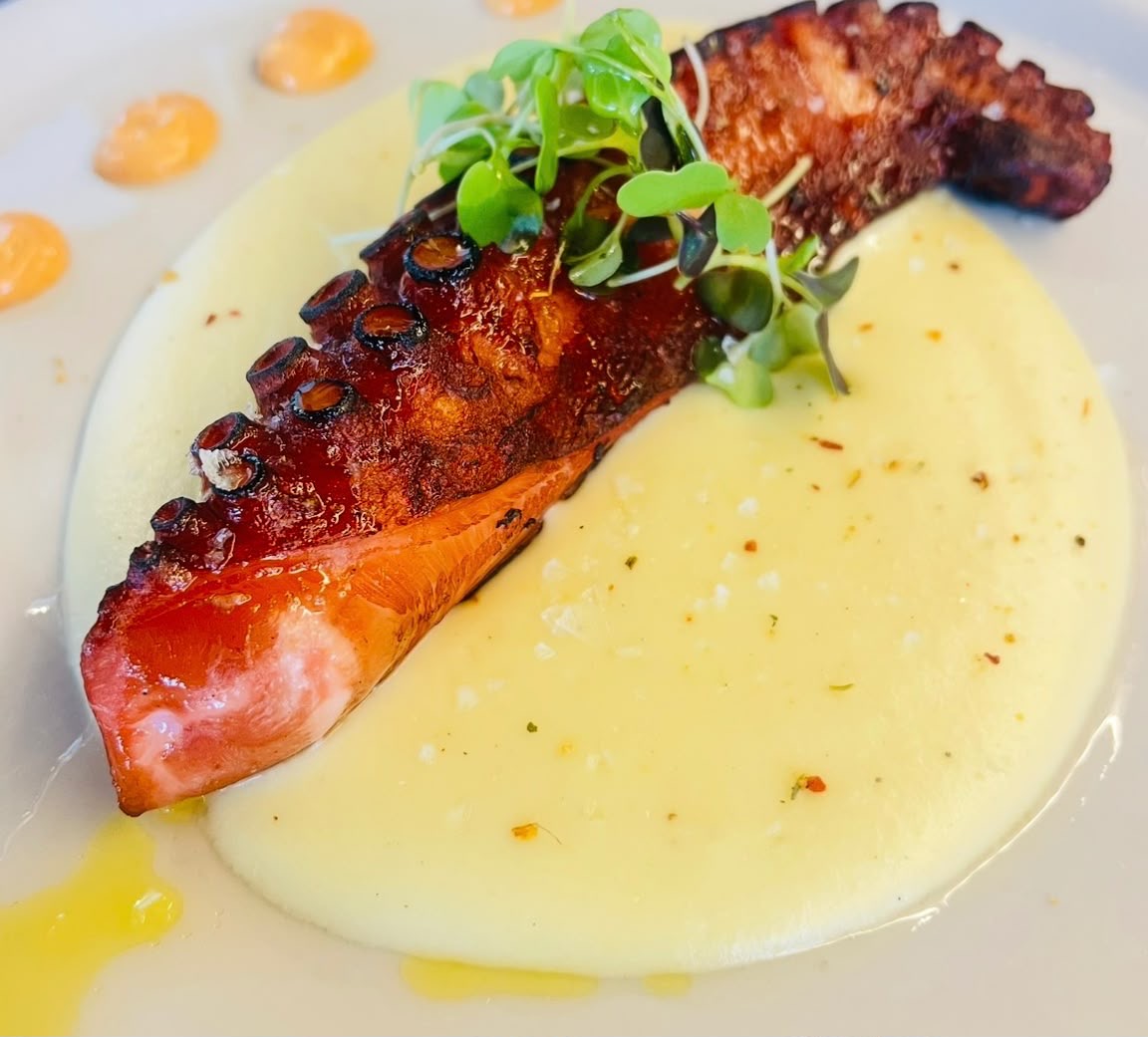 Pulpo a la brasa con crema de patata — Mesón Los Lobos Algarrobo Málaga
